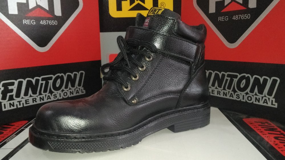 Sepatu casual kulit pria - Banyak orang tentu mencari sepatu casual yang tidak hanya trendy tapi juga berkualitas dari sisi materialnya. 