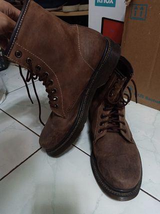 Membeli sepatu kulit pria branded bisa menjadi pilihan yang tepat untuk Anda yang ingin memiliki sepatu kulit yang trendi, tahan lama dan berkualitas. 