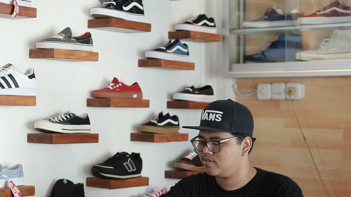 Banyak orang yang kini lebih memilih berbelanja sepatu online.