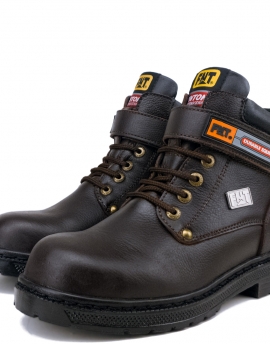 Salah satu benda yang banyak dikoleksi oleh orang-orang adalah sepatu. Ada berbagai macam sepatu yang bisa dijadikan sebagai koleksi seperti sneakers, sepatu kulit dan lain-lain.