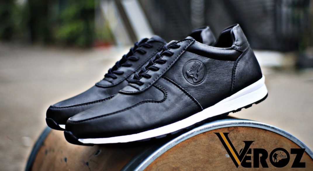 Sepatu sneaker kulit pria kini menjadi salah satu jenis sepatu yang paling banyak diminati. Hal ini terlihat dari popularitasnya yang semakin tinggi. 