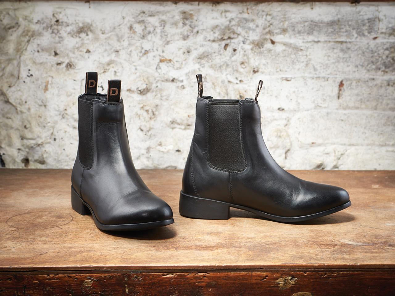 Ketika sedang berencana untuk melakukan touring, Ada banyak hal yang perlu dipersiapkan. Salah satu hal penting yang perlu dipersiapkan tersebut adalah perlengkapan keamanan dan keselamatan selama perjalanan. 