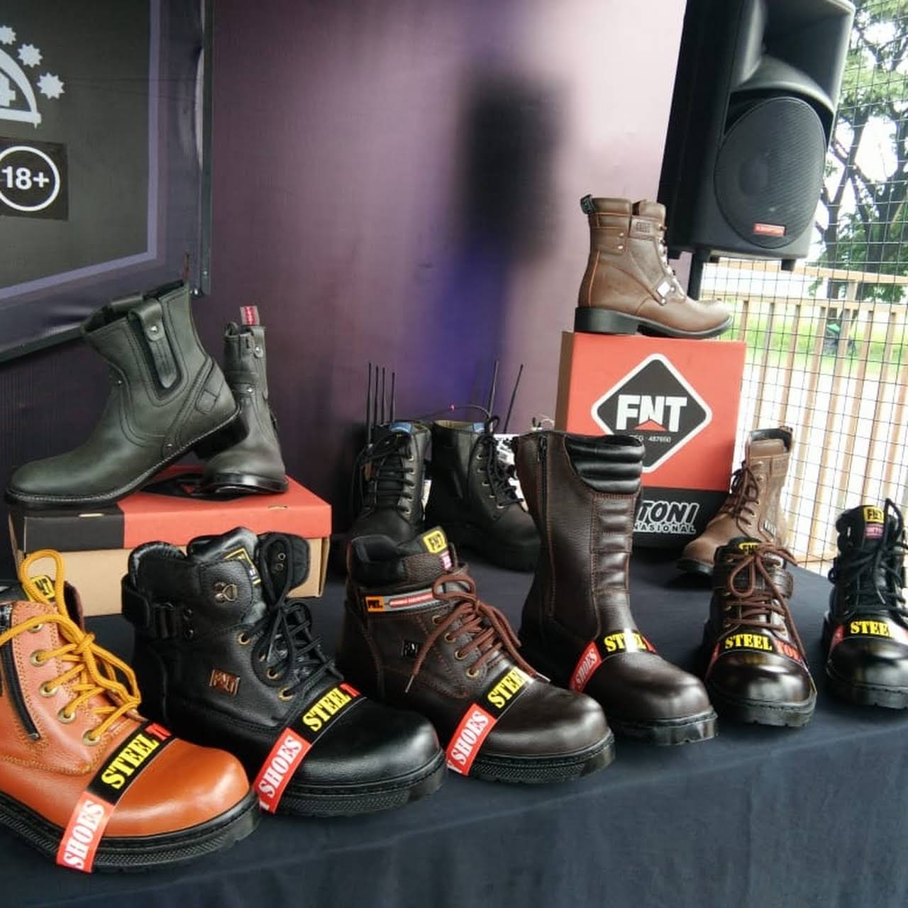 Fintoni adalah penyedia sepatu kulit yang cukup populer karena daya tahannya. 